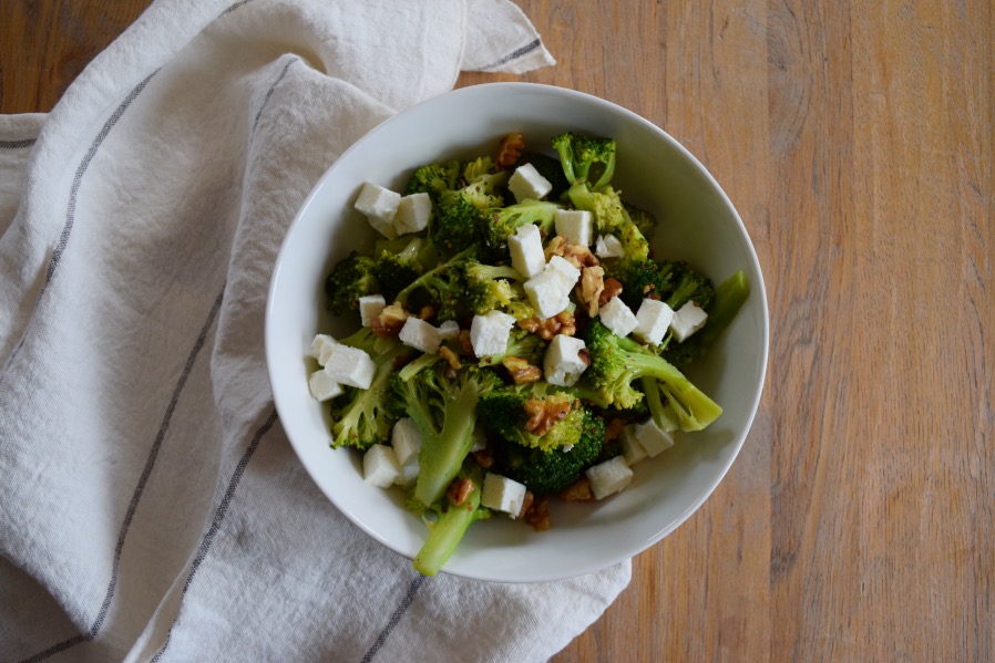 broccoli salade met walnoten en honing vinaigrette